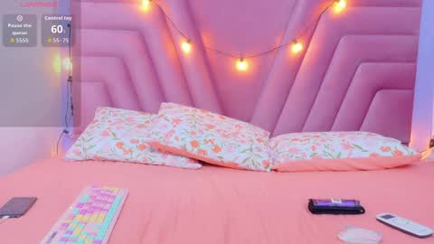 Snapshot of hornybarelylegalgirl chatting on 29, 11, 2025 Khloe online show from 29, 11, 2025