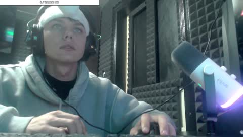 Snapshot of hot_boy_2002_ chatting on 18, 12, 2024 Hot boy 2002 online show from 18, 12, 2024