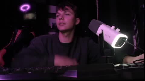 Snapshot of hot_boy_2002_ chatting on 3, 10, 2025 Hot boy 2002 online show from 3, 10, 2025