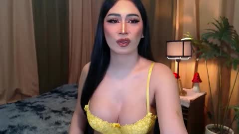 Snapshot of hotevatrans chatting on 4, 10, 2025 EVA online show from 4, 10, 2025