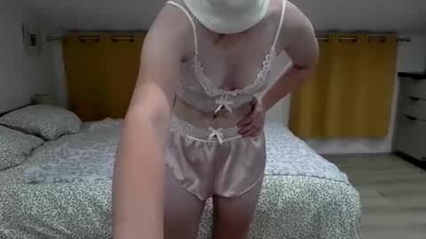 Snapshot of hotluna12 chatting on 10, 6, 2026 hotluna12 online show from 10, 6, 2026