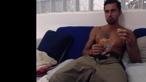 Snapshot of hugoanzola chatting on 2, 2, 2025 Colombian Milkman online show from 2, 2, 2025