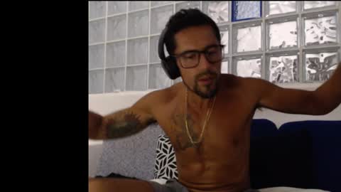 Snapshot of hugoanzola chatting on 13, 2, 2025 Colombian Milkman online show from 13, 2, 2025