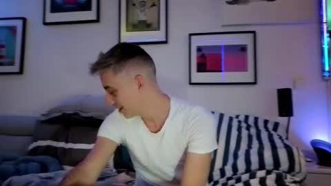 Snapshot of hugolandcam chatting on 4, 1, 2025 Hugo online show from 4, 1, 2025