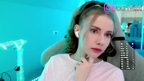 Snapshot of hustleebabyy_vikki chatting on 11, 11, 2025 Vika online show from 11, 11, 2025