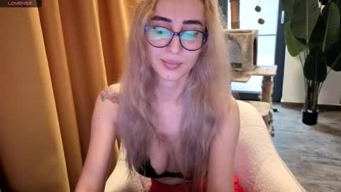 Snapshot of hypefoxxx chatting on 17, 9, 2025 Emma Ava online show from 17, 9, 2025