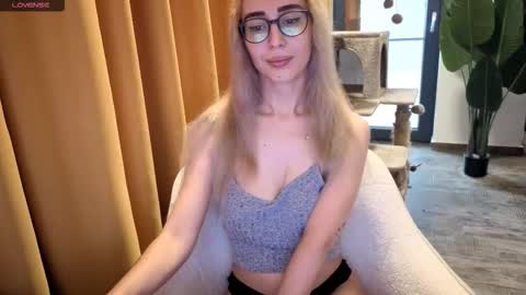 Snapshot of hypefoxxx chatting on 29, 9, 2025 Emma Ava online show from 29, 9, 2025