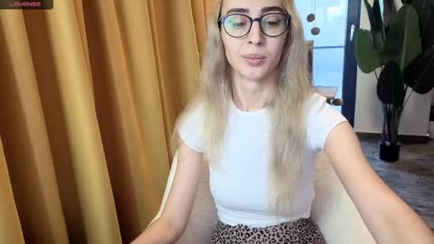 Snapshot of hypefoxxx chatting on 10, 10, 2025 Emma Ava online show from 10, 10, 2025