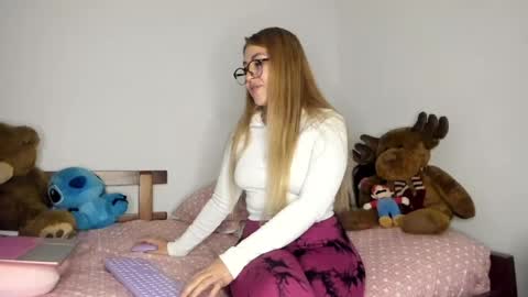 Hyun Joo online show from 23, 4, 2026