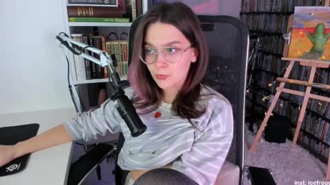 Snapshot of icefroq chatting on 24, 2, 2025 Julia online show from 24, 2, 2025