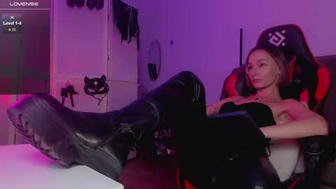 Snapshot of icyalcine chatting on 20, 12, 2024 Mary online show from 20, 12, 2024