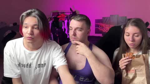 Snapshot of ihavepaws33 chatting on 19, 12, 2024 Julia and Mira online show from 19, 12, 2024