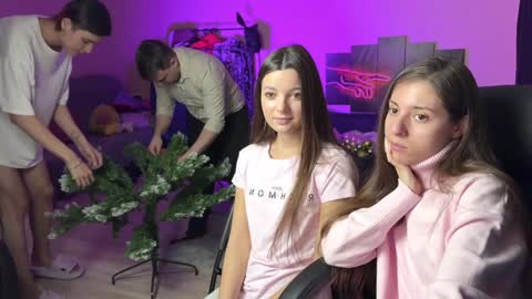 Snapshot of ihavepaws33 chatting on 24, 12, 2024 Julia and Mira online show from 24, 12, 2024