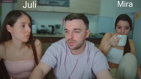 Snapshot of ihavepaws33 chatting on 19, 2, 2025 Julia and Mira online show from 19, 2, 2025