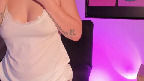 Snapshot of iiam_valentinaa chatting on 4, 2, 2025 online show from 4, 2, 2025