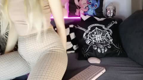 Snapshot of iloveextremestuff chatting on 5, 2, 2025 nicollee online show from 5, 2, 2025