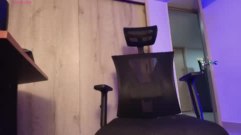 Daniel   thumb up me please its important Im new INDEPENDENT MODEL online show from 18, 4, 2026