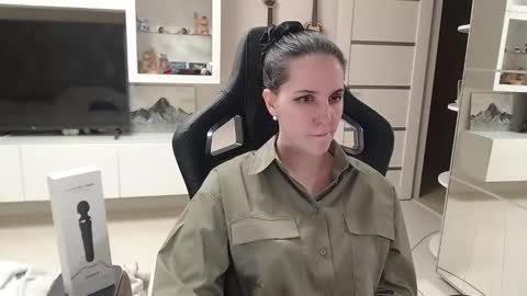 Irwi Tomboy online show from 4, 3, 2025