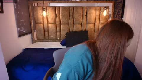 Snapshot of isa_thompson__ chatting on 22, 4, 2026 I S A online show from 22, 4, 2026