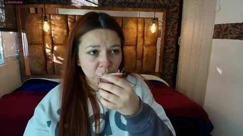 Snapshot of isa_thompson__ chatting on 9, 5, 2026 I S A online show from 9, 5, 2026