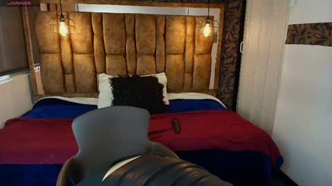 Snapshot of isa_thompson__ chatting on 11, 5, 2026 I S A online show from 11, 5, 2026