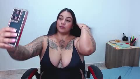 Snapshot of isabella_hots chatting on 7, 3, 2025 estefania online show from 7, 3, 2025