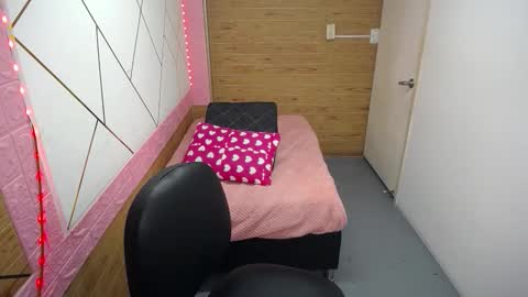 isabella_roseee online show from 15, 10, 2025