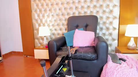 Snapshot of isabellaalux_ chatting on 8, 7, 2026 isabellaalux_ online show from 8, 7, 2026