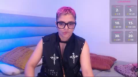 Isabella Mout  online show from 11, 10, 2025