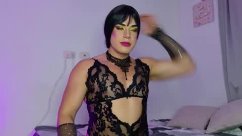 Isabella Hilton online show from 16, 10, 2025