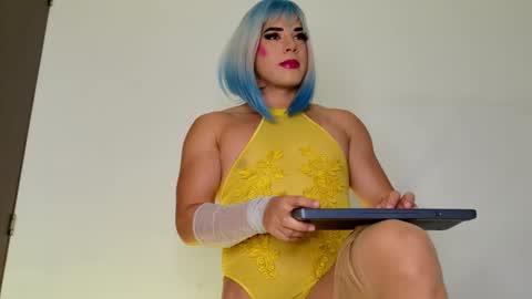 Isabella Hilton online show from 6, 11, 2025