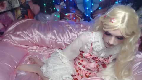 Snapshot of iselestias chatting on 18, 11, 2025 Sele online show from 18, 11, 2025