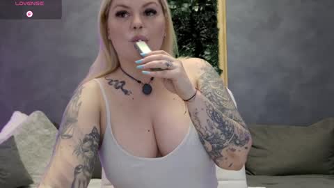 Snapshot of issaa20 chatting on 15, 5, 2026 Alisa online show from 15, 5, 2026