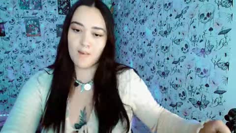 Snapshot of issis_demon chatting on 10, 10, 2025 Yiz online show from 10, 10, 2025