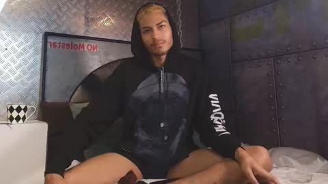 Snapshot of itszairen chatting on 12, 2, 2026 itszairen online show from 12, 2, 2026