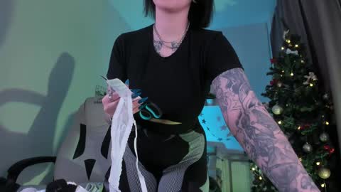 Snapshot of ivyhoney chatting on 31, 12, 2024 IVY - Follow me 3 online show from 31, 12, 2024