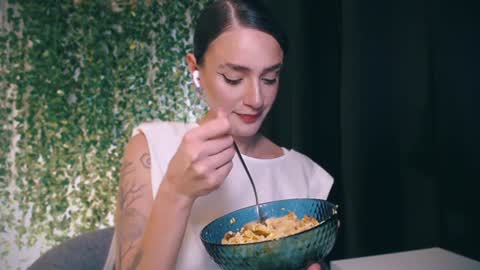 Snapshot of ivyjonson chatting on 16, 1, 2025 Miss Ivy online show from 16, 1, 2025