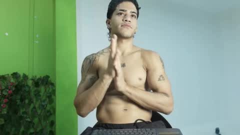 Snapshot of izaak_taylor7 chatting on 26, 4, 2026 izaack online show from 26, 4, 2026