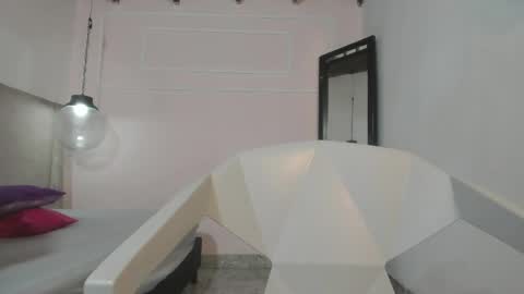 izelevans online show from 5, 4, 2026