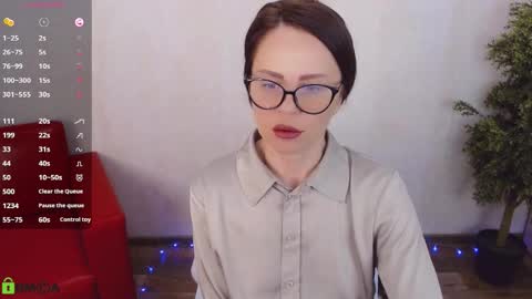 Queen of nylon  Victoria online show from 19, 2, 2026