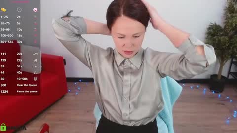 Snapshot of izzy_cam chatting on 4, 5, 2026 Queen of nylon Victoria online show from 4, 5, 2026