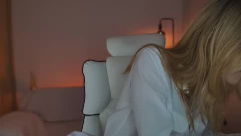 Linda Sofia help me get to 100 thumbs up online show from 19, 9, 2025