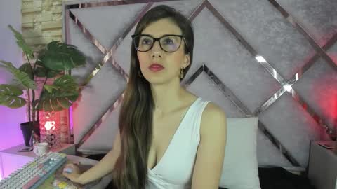 jade white  online show from 17, 12, 2025