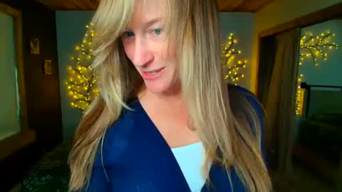 jadeamaryllis_ online show from 9, 4, 2026