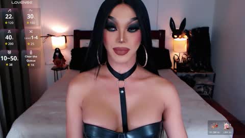 Snapshot of jenifers_body chatting on 15, 12, 2025 Queen Jenifer online show from 15, 12, 2025