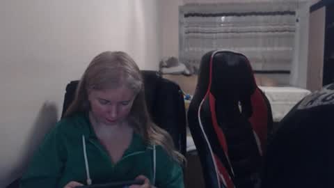 Snapshot of jenisandpeter chatting on 17, 4, 2026 JenisAndPeter online show from 17, 4, 2026