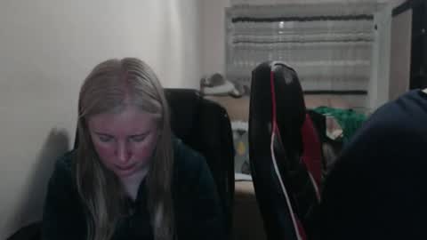 Snapshot of jenisandpeter chatting on 22, 4, 2026 JenisAndPeter online show from 22, 4, 2026