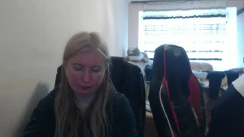 Snapshot of jenisandpeter chatting on 3, 5, 2026 JenisAndPeter online show from 3, 5, 2026