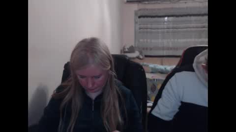 Snapshot of jenisandpeter chatting on 4, 5, 2026 JenisAndPeter online show from 4, 5, 2026