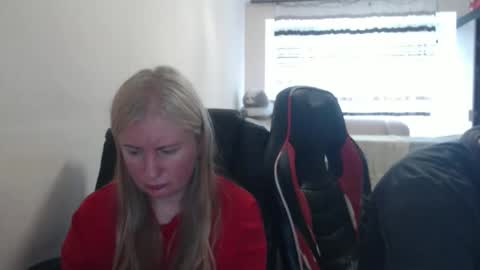 Snapshot of jenisandpeter chatting on 8, 5, 2026 JenisAndPeter online show from 8, 5, 2026